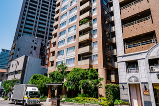 【外観】 | グランスイート中之島タワー | 【基壇部外観】明るいタイルがおしゃれ！緑豊かな植栽が配されています。