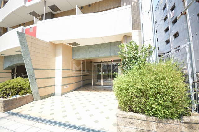 大阪市港区市岡元町２丁目の賃貸マンションのエントランス