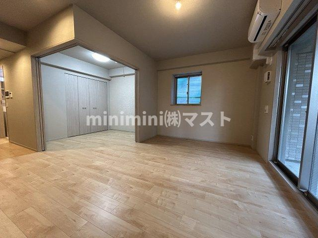 大阪市福島区海老江８丁目の賃貸マンションの居間・リビング