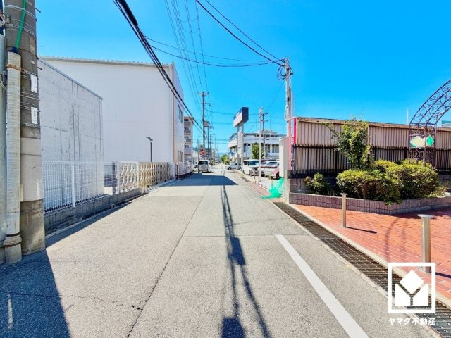 南塚口スカイハイツの周辺|敷地内にバイク置き場も備えています（月額800円）。しっかり区画が整理されており、使い勝手の良い設計です。