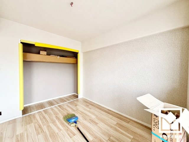 南塚口スカイハイツの洋室|約6帖の洋室です。全居室に収納がございますので、お部屋の広さを最大限に活用できます。（リフォーム中の写真です）