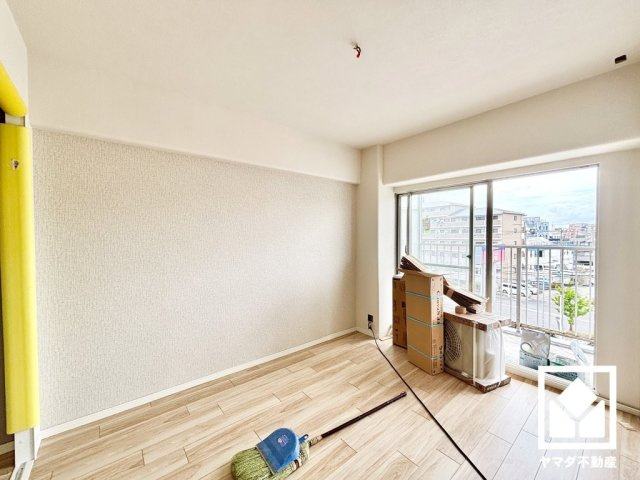 南塚口スカイハイツの洋室|約6帖の洋室です。全居室6帖以上のゆとりある居住空間​で、広々お使いいただけます。（リフォーム中の写真です）