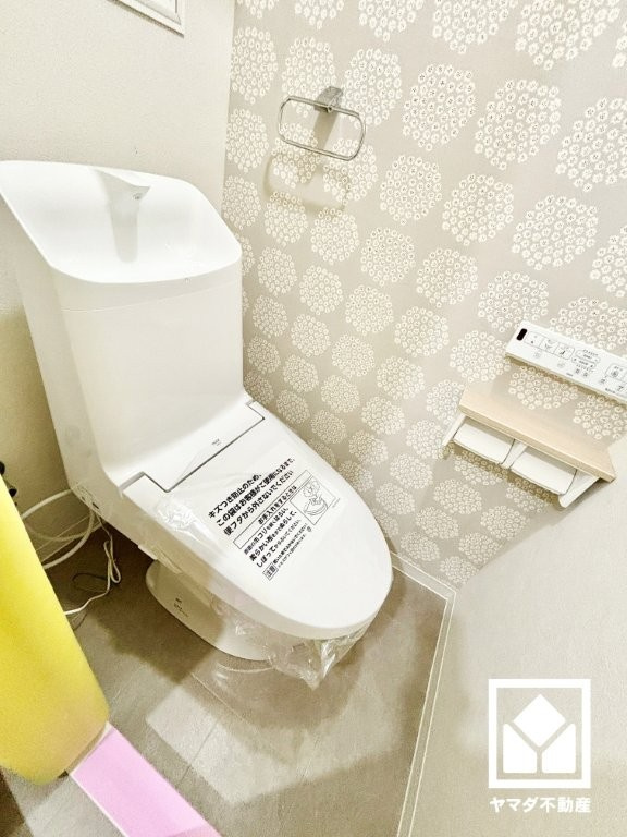 南塚口スカイハイツのトイレ|明るく清潔感溢れるトイレです。温水洗浄便座付きで、季節を問わずいつでも温かい便座をお使いいただけます。（リフォーム中の写真です）
