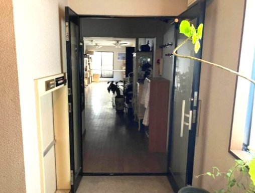 アザレビルの玄関