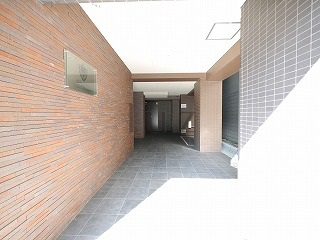 フェルクルールプレスト横浜弘明寺のエントランス