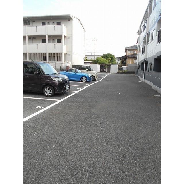 メゾンアリーナの駐車場