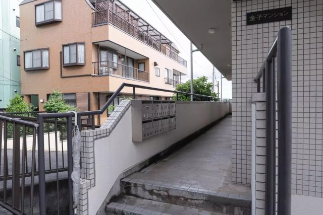 AP1266 金子マンション 102のエントランス|




