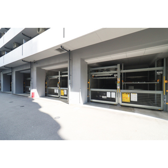 アドバンス江坂ラシュレの駐車場