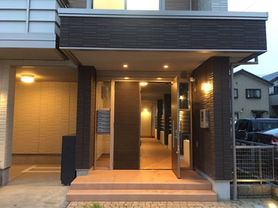 夜間のエントランスもお洒落な雰囲気です★