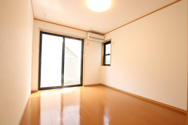 ★洋室6.1帖／窓が大きく光を取り込みやすいお部屋です★