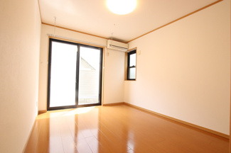 ★洋室6.1帖／窓が大きく光を取り込みやすいお部屋です★