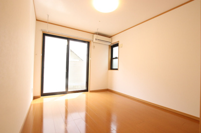 ★洋室6.1帖／窓が大きく光を取り込みやすいお部屋です★