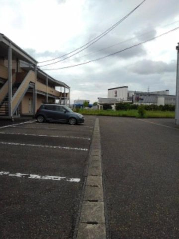 エルディム田巻Ａの駐車場