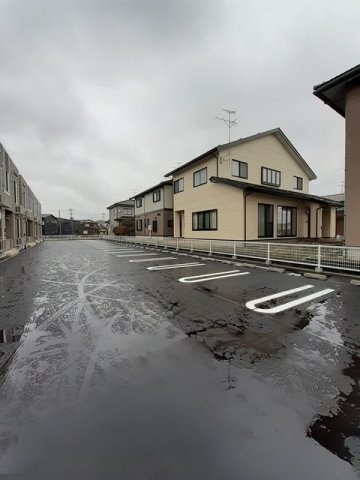 ヴィラ　シャングリラ直江町　Ａの駐車場