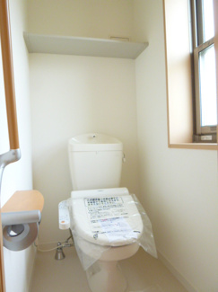 トイレには洗浄暖房便座付き♪