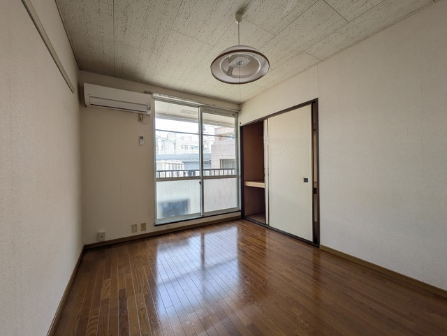 洋室です♪※清掃前です。照明器具が設備扱いか確認中です。