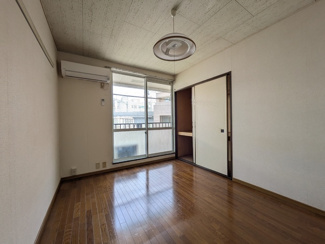 洋室です♪※清掃前です。照明器具が設備扱いか確認中です。