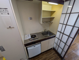キッチンです♪※清掃前です。ミニ冷蔵庫が設備扱いか確認中です。