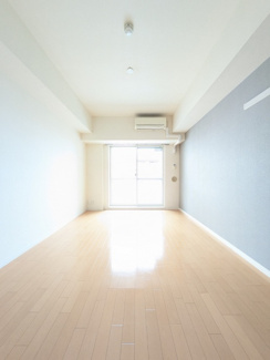 大きな東向きの掃き出し窓からは、朝日が差し込みます★