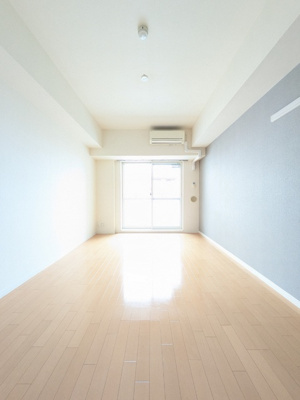 大きな東向きの掃き出し窓からは、朝日が差し込みます★