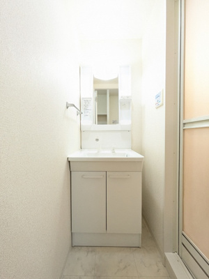 時間のない朝の身支度に便利な洗髪洗面化粧台★