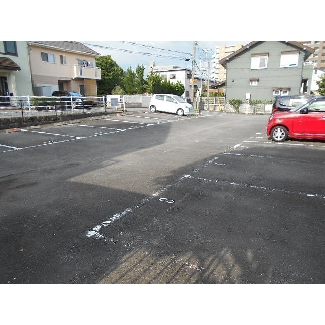 クレール竹原の駐車場