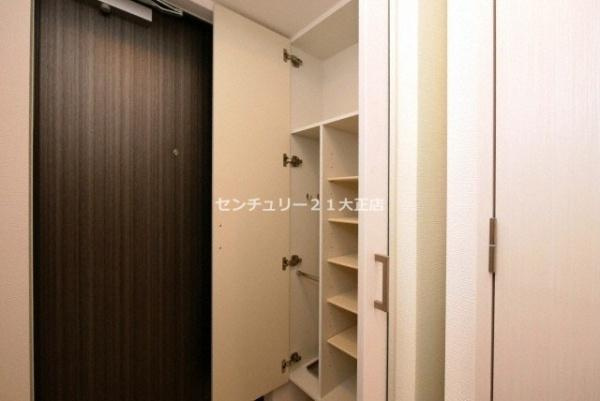 エスリード弁天町ルシェンテの玄関