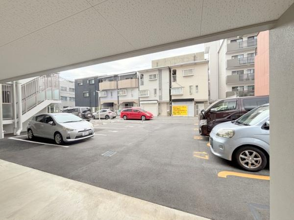 エスリード弁天町ルシェンテの駐車場