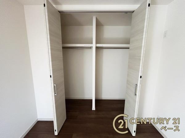 リーブルガーデン野垣内町 ５号棟 ／新築一戸建の内観：施工例|■冬物のコートや小物など、たっぷり収納可能！■
