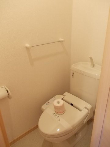 ヌ－ベルコ－トＫ　Ⅰのトイレ|落ち着いた色調のトイレです