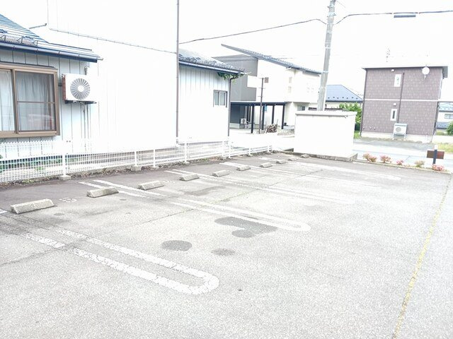 デフィ　シルフィードの駐車場|駐車場があるので、車を買う予定の方も安心です