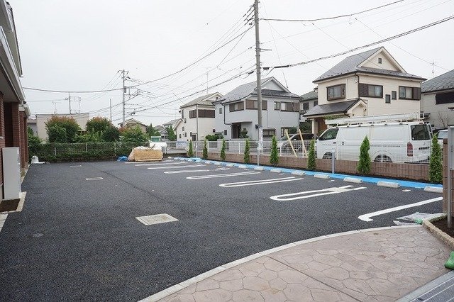 エレガンスⅢの駐車場