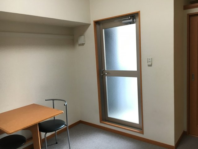 レオパレスアストラーレ茶屋町東の居間・リビング|ベランダ側