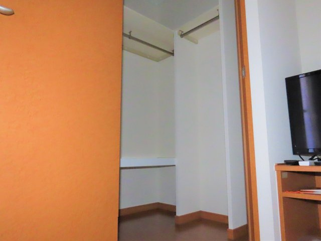 レオパレスプレジール緑が丘の内装|ウォークインクローゼット