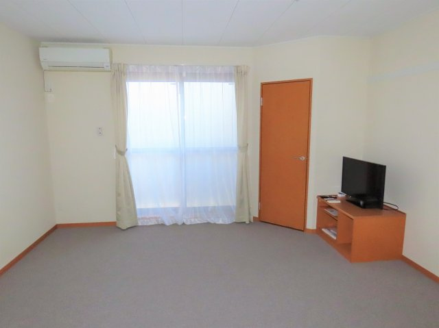 レオパレスプレジール緑が丘の居間・リビング|2階はカーペットのお部屋です