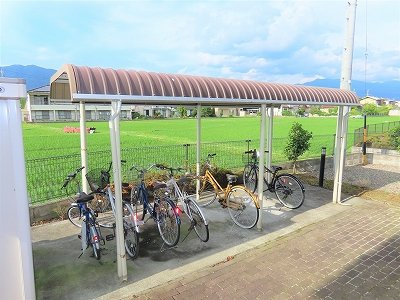 レオパレス御所のその他|屋根付き駐輪場あり