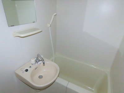 レオパレス御所の浴室|洗面台とユニット式のお風呂です