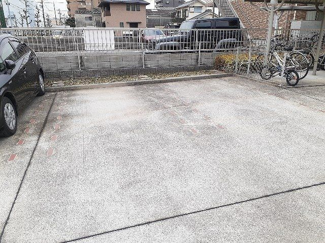 サンハイツ港の駐車場