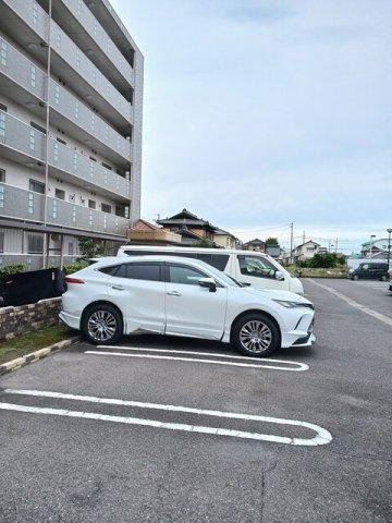 メゾン・ド・ソレイユの駐車場