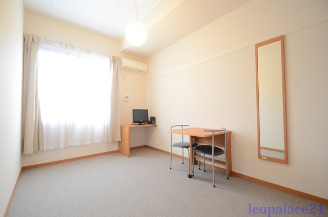 レオパレス新百合の居間・リビング