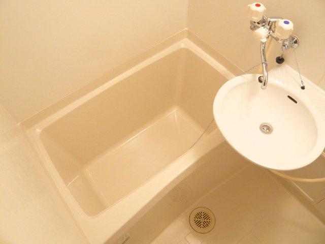 レオパレスＡＬＦの浴室|バス・トイレ別々です。
