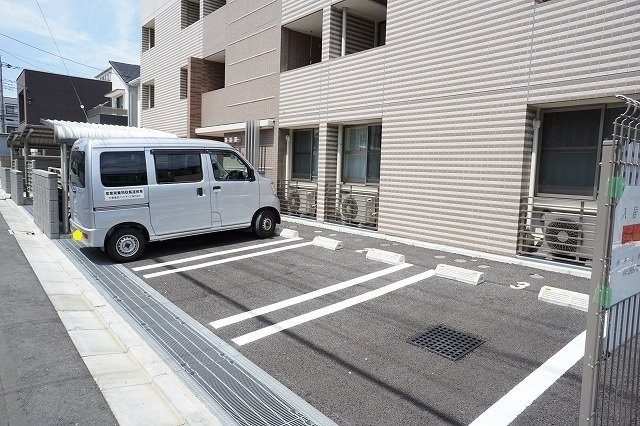 フレイム　タウアの駐車場