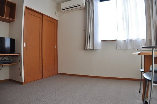 レオパレスフローラＡＩの居間・リビング|カーテン、エアコン付き（部屋によりメーカーは異なります）