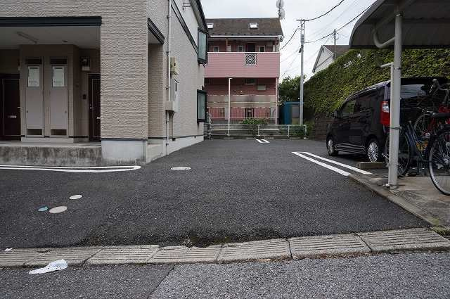 コガネハラーゼ・ナミキの駐車場