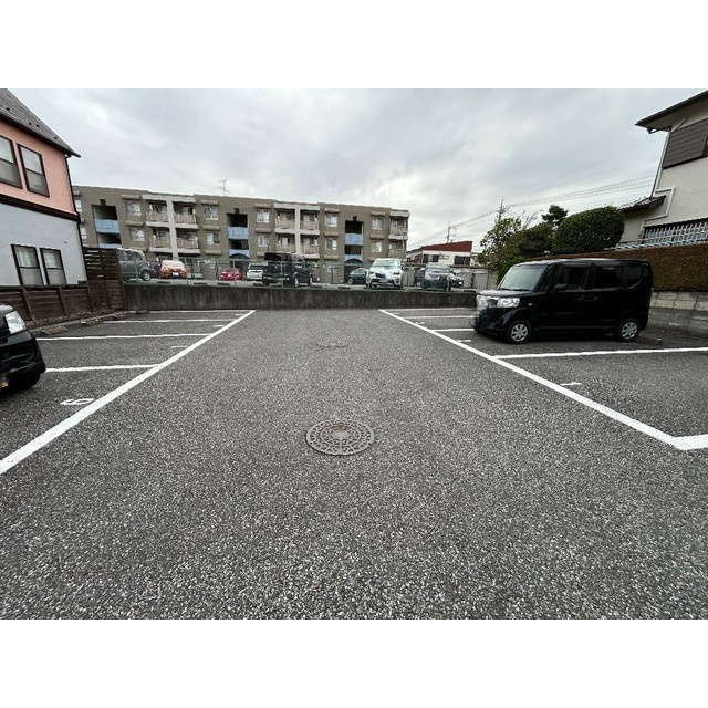 フローレンス増尾の駐車場