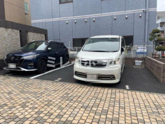 GLANZの駐車場