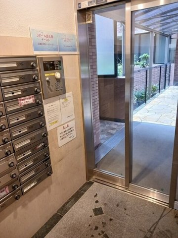 ラポール西大島　イーストのエントランス|建物の内部です