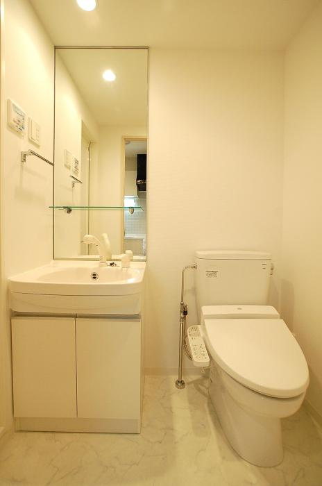 ステージファースト新御徒町のトイレ|落ち着いた色調のトイレです