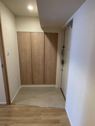 プラウドフラット日暮里の玄関|収納もある玄関です