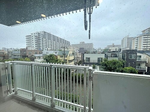 ゾンネンハイム北砂のその他|LDKから窓ガラス越しの眺望(雨天時)